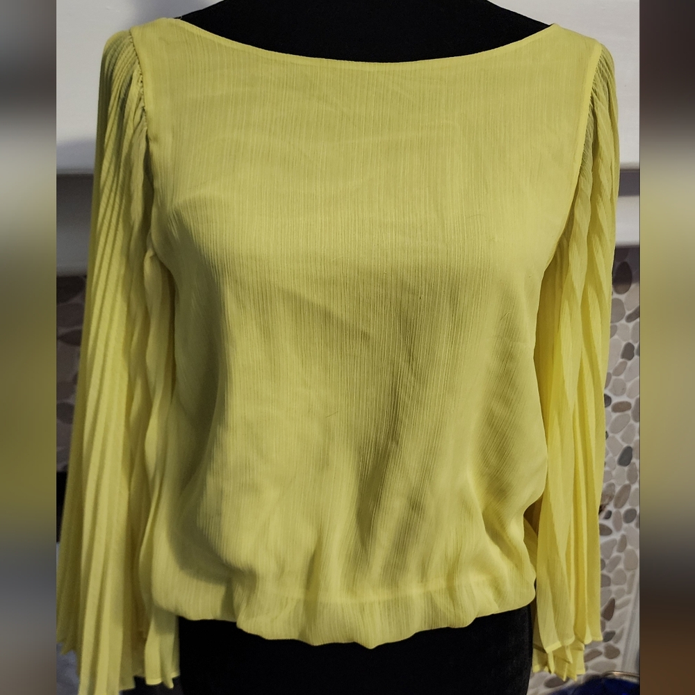 Alice + Olivia Lemon Yellow To with Flare Accordian Sleeves, Size XSmall